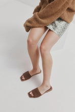 Load image into Gallery viewer, CHAOS & HARMONY SOLACE SLIDE TAN