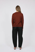 Load image into Gallery viewer, MARLOW THE CURVE BARREL JEAN NOIR RINSE