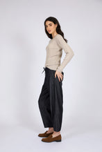 Load image into Gallery viewer, MARLOW BEAM BARREL PANT DARK WASH