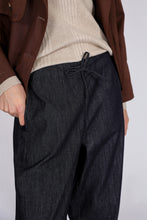 Load image into Gallery viewer, MARLOW BEAM BARREL PANT DARK WASH