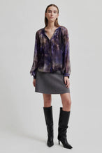 Load image into Gallery viewer, SECOND FEMALE BLURRY SHIRT DAY BREAK