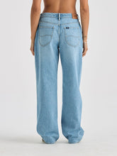 Load image into Gallery viewer, LEE MID BAGGY JEAN SKYLINE BLUE