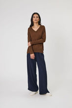 Load image into Gallery viewer, MARLOW ALTO MERINO V NECK WALNUT