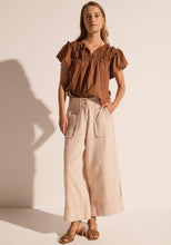 Load image into Gallery viewer, POL CLOVER RUFFLE TOP TOFFEE
