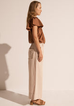 Load image into Gallery viewer, POL CLOVER RUFFLE TOP TOFFEE
