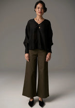 Load image into Gallery viewer, POL RHEA V SHIRT BLACK