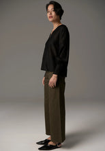 Load image into Gallery viewer, POL RHEA V SHIRT BLACK