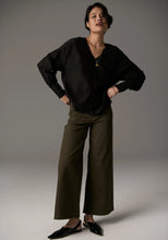 Load image into Gallery viewer, POL RHEA V SHIRT BLACK