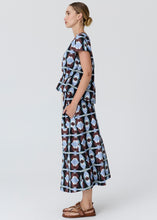 Load image into Gallery viewer, POL THYRA REVERSIBLE TEE THYRA PRINT