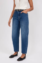 Load image into Gallery viewer, MARLOW THE CURVE BARREL JEAN TRUE BLUE