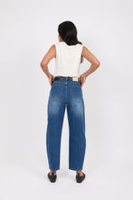 Load image into Gallery viewer, MARLOW THE CURVE BARREL JEAN TRUE BLUE