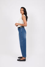 Load image into Gallery viewer, MARLOW THE CURVE BARREL JEAN TRUE BLUE
