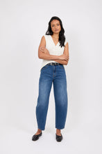 Load image into Gallery viewer, MARLOW THE CURVE BARREL JEAN TRUE BLUE