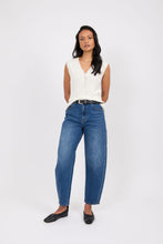 Load image into Gallery viewer, MARLOW THE CURVE BARREL JEAN TRUE BLUE