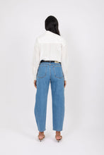 Load image into Gallery viewer, MARLOW THE CURVE BARREL JEAN VINTAGE MID WASH