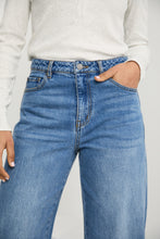 Load image into Gallery viewer, MARLOW THE CURVE BARREL JEAN VINTAGE MID WASH