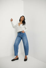 Load image into Gallery viewer, MARLOW THE CURVE BARREL JEAN VINTAGE MID WASH
