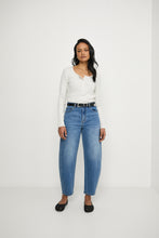 Load image into Gallery viewer, MARLOW THE CURVE BARREL JEAN VINTAGE MID WASH