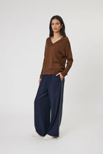 Load image into Gallery viewer, MARLOW ALTO MERINO V NECK WALNUT