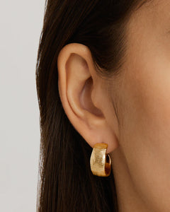BY CHARLOTTE GOLD WOVEN LIGHT HOOPS