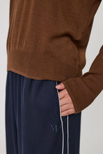 Load image into Gallery viewer, MARLOW ALTO MERINO V NECK WALNUT