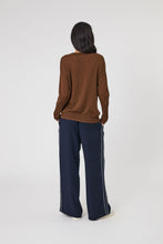 Load image into Gallery viewer, MARLOW ALTO MERINO V NECK WALNUT