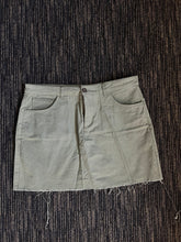 Load image into Gallery viewer, PRE LOVED LEO + BE SKIRT / 12