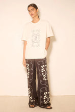 Load image into Gallery viewer, MØN RENN KEMOSABE TEE CREAM
