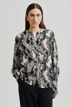 Load image into Gallery viewer, SECOND FEMALE BLUME SHIRT BLACK FLORAL PRINT
