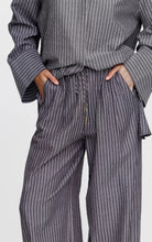 Load image into Gallery viewer, KINNEY HAMPTON PANT CHARCOAL
