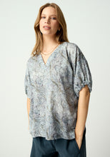 Load image into Gallery viewer, UNTOUCHED WORLD FLORINE TOP DAPPLED BLOOM

