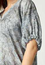 Load image into Gallery viewer, UNTOUCHED WORLD FLORINE TOP DAPPLED BLOOM
