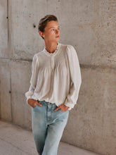 Load image into Gallery viewer, INDI &amp; COLD ALBA SHIRT BLANCO
