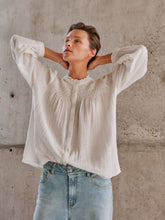 Load image into Gallery viewer, INDI &amp; COLD ALBA SHIRT BLANCO
