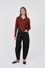 Load image into Gallery viewer, MARLOW THE CURVE BARREL JEAN NOIR RINSE
