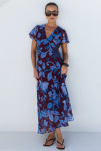 Load image into Gallery viewer, AMONG THE BRAVE CHARIOT BURGUNDY BLUE FLORAL FLUTTER SLEEVE MAXI DRESS
