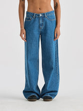 Load image into Gallery viewer, LEE LOW SLOUCH JEAN BLUE QUARTER
