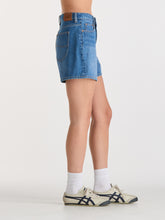 Load image into Gallery viewer, LEE MID STRAIGHT SHORT BLUE LETTER
