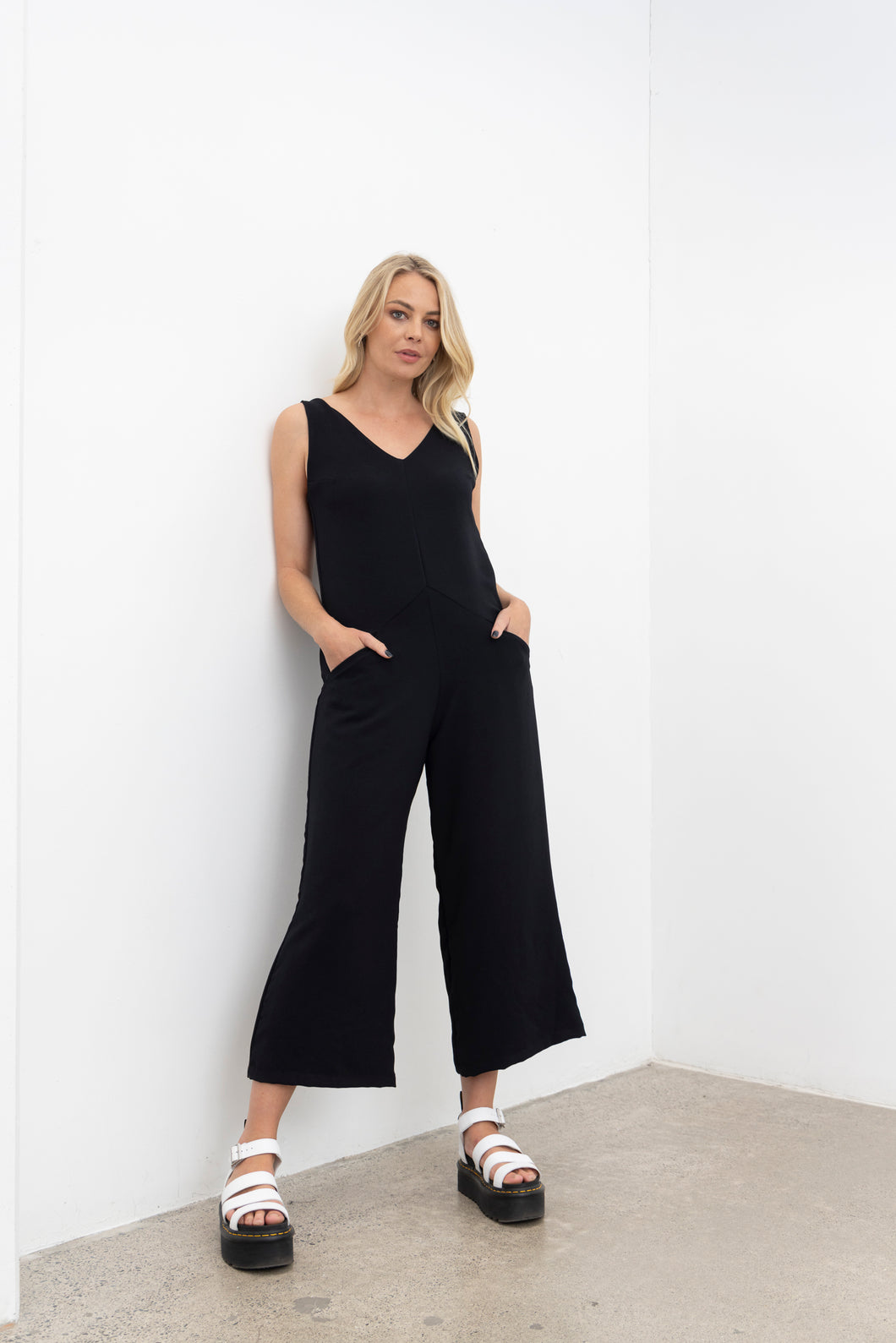 NES LOUNGE JUMPSUIT BLACK