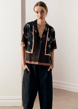 Load image into Gallery viewer, POL TRELLIS SHIRT SCARF PRINT
