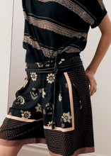 Load image into Gallery viewer, POL TRELLIS SHORT SCARF PRINT

