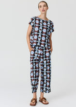 Load image into Gallery viewer, POL THYRA REVERSIBLE TEE THYRA PRINT
