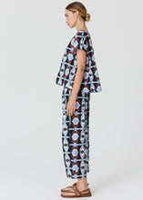 Load image into Gallery viewer, POL THYRA REVERSIBLE TEE THYRA PRINT
