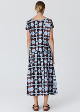 Load image into Gallery viewer, POL THYRA REVERSIBLE TEE THYRA PRINT
