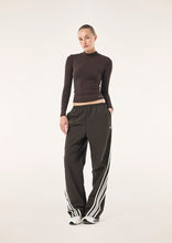 Load image into Gallery viewer, P.E NATION RADIUS PANT COFFEE/WHISPER WHITE
