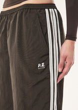 Load image into Gallery viewer, P.E NATION RADIUS PANT COFFEE/WHISPER WHITE
