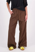 Load image into Gallery viewer, NES RITA LINEN PANTS DARK CACAO

