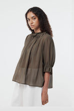 Load image into Gallery viewer, GREGORY PEDDLE TOP KHAKI
