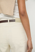 Load image into Gallery viewer, MARLOW THE CURVE BARREL JEAN ECRU
