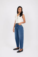 Load image into Gallery viewer, MARLOW THE CURVE BARREL JEAN TRUE BLUE
